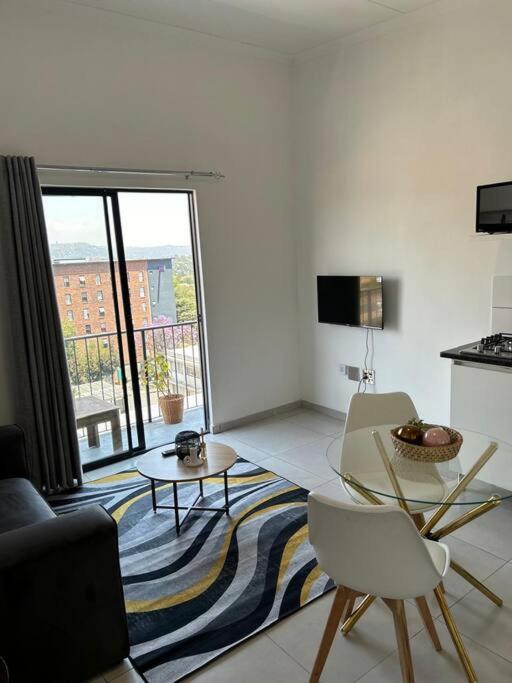 Cosy In Randburg - Apartment *